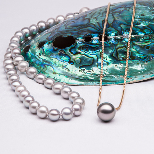 S&uuml;&szlig;wasser-Perlkette grau&comma;